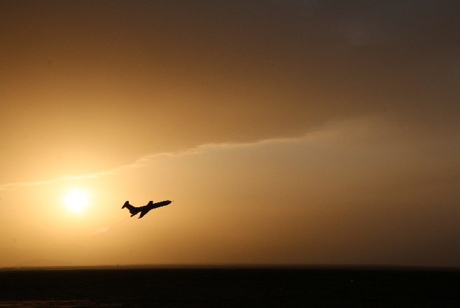 晚霞中的無(wú)人機(jī).jpg 晚霞中的無(wú)人機(jī).jpg